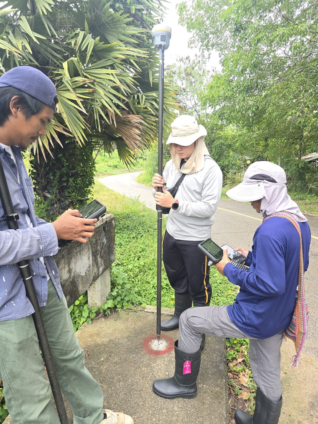 รังวัดหมุดด้วย GNSS ริมถนน