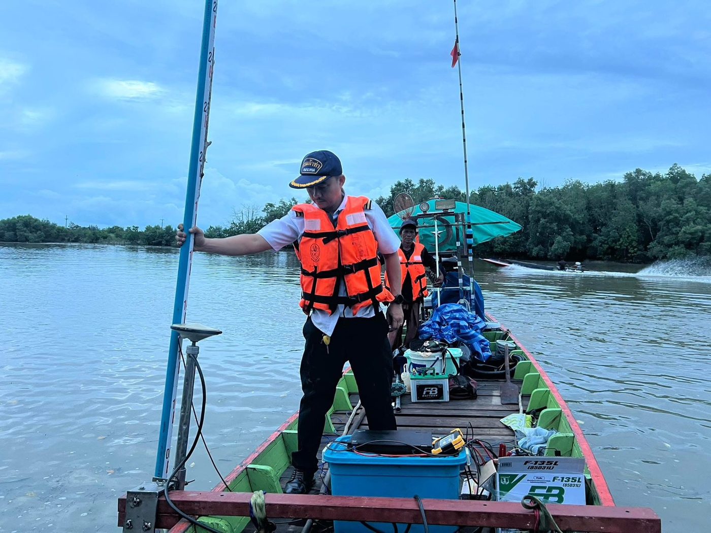 ติดตั้งเสาเครื่องรับสัญญาณ GNSS บนเรือสำรวจ