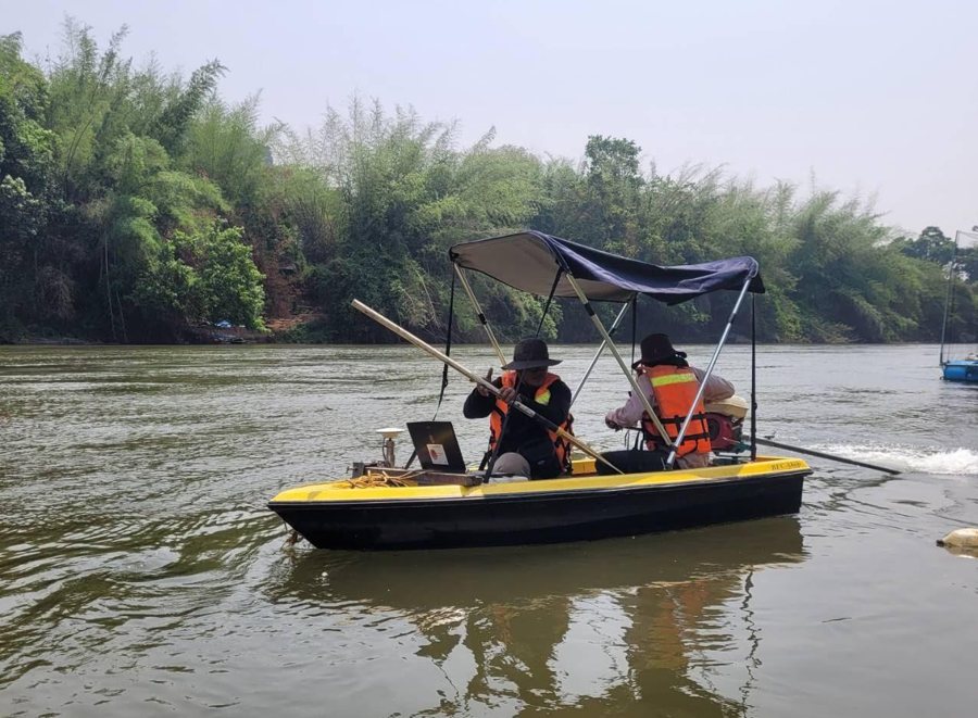เรือสำรวจเก็บข้อมูลในแม่น้ำแควน้อย เจ้าหน้าที่สวมเสื้อชูชีพ